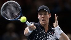 Tomá Berdych v semifinále paíského turnaje proti Milosi Raonicovi.