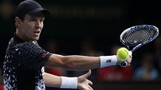 Tomá Berdych v semifinále paíského turnaje proti Milosi Raonicovi.