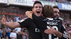 POHODLNÁ VÝHRA. Fotbalisté Realu Madrid oslavují gól Jamese Rodrigueze (vlevo)... POHODLNÁ VÝHRA. Fotbalisté Realu Madrid oslavují gól Jamese Rodrigueze (vlevo)...