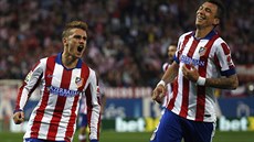 Antoine Griezmann (vlevo) z Atlétika Madrid se raduje ze svého gólu do sít...