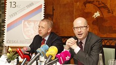 Příležitostnou poštovní známku představili premiér Bohuslav Sobotka a ministr... Příležitostnou poštovní známku představili premiér Bohuslav Sobotka a ministr...