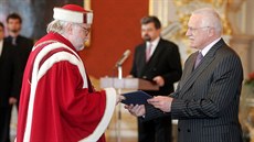 V roce 2007 se stal rektorem Slezské univerzity Rudolf Žáček. Kdo ho v únoru... V roce 2007 se stal rektorem Slezské univerzity Rudolf Žáček. Kdo ho v únoru...