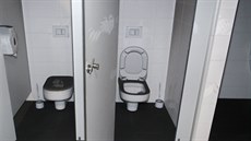 Následky poáru na toaletách v nové tinecké hale, který zpsobil 22letý místní...