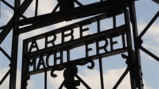 Nápis Arbeit macht frei na dveřích v památníku v bývalém koncentračním táboře v... Nápis Arbeit macht frei na dveřích v památníku v bývalém koncentračním táboře v...