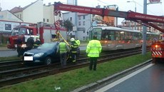 Auto v Plzni vjelo do kolejit a zastavilo tramvaje