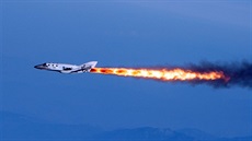 SpaceShipTwo pi testovacím letu v dubnu 2013 nad Mohavskou poutí.