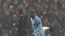 Yaya Touré z Manchesteru City v utkání Ligy mistr proti CSKA Moskva vidí od...