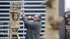 Pod rukama sochaře Radomíra Dvořáka vzniká na zahradě domova pro seniory ve... Pod rukama sochaře Radomíra Dvořáka vzniká na zahradě domova pro seniory ve...