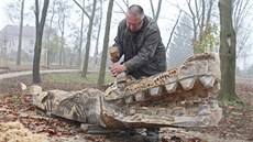 Pod rukama sochae Radomíra Dvoáka vzniká na zahrad domova pro seniory ve...