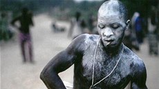 Člen fonské skupiny se pomalu dostává do transu při obřadu vúdú (z knihy Člen fonské skupiny se pomalu dostává do transu při obřadu vúdú (z knihy