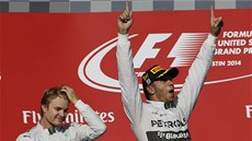 RADOST A ROZPAKY. Lewis Hamilton záí po triumfu ve Velké cen USA, druhý Nico