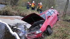 Vozidlo čtyřiačtyřicetiletého řidiče skončilo po nehodě v Libavském potoce. Vozidlo čtyřiačtyřicetiletého řidiče skončilo po nehodě v Libavském potoce.