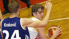 Ondřej Kohout (v bílém) z Pardubic se pokouší přelstít Jakuba Krakoviče z Brna. Ondřej Kohout (v bílém) z Pardubic se pokouší přelstít Jakuba Krakoviče z Brna.