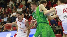Nymburský basketbalista Vojtch Hruban se snaí projít obranou Kazan.