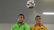 Souboj mosteckého Jiřího Procházky (vlevo) a Martina Kouřila z Varnsdorfu. Souboj mosteckého Jiřího Procházky (vlevo) a Martina Kouřila z Varnsdorfu.
