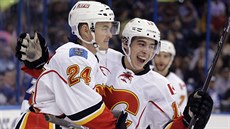 Jií Hudler (24) a Johnny Gaudreau (13) slaví trefu Calgary.