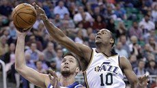 Alec Burks (vpravo) z Utahu blokuje Chandlera Parsonse z Dallasu.