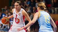 Tatsiana Lichtarovičová (v bílém) z Hradce Králové je bráněna Evou Vítečkovou z... Tatsiana Lichtarovičová (v bílém) z Hradce Králové je bráněna Evou Vítečkovou z...