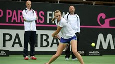 POD DOHLEDEM. Petra Kvitová trénuje na finále Fed Cupu pod dohledem kapitána...
