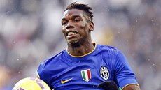 URPUTNOST. Paul Pogba z Juventusu se ene za míem.