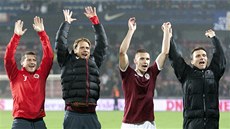 DKOVAKA. Fotbalisté Sparty dkují fanoukm po výhe 4:0 nad Slovanem