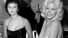 Sophia Lorenová a Jayne Mansfieldová na večírku v hotelu v Beverly Hills (1957) Sophia Lorenová a Jayne Mansfieldová na večírku v hotelu v Beverly Hills (1957)