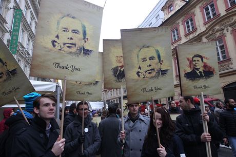 Úastníci demonstrace, kteí pili prezidentovi Miloovi Zemanovi vystavit...