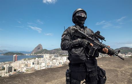 Brazilská policie se s tím nepáe, kadý den zabije est zloinc. Na snímku...