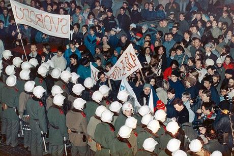 17. listopadu 1989 na Národní tíd zaala tzv. Sametová revoluce, pád komunistického reimu v eskoslovensku. Poslanci dali státnímu svátku jiný, nový název