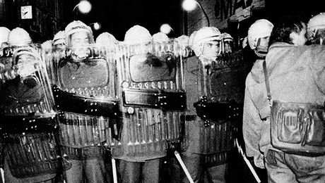 Zásah VB proti demonstrantm na Národní tíd v Praze 17. listopadu 1989.