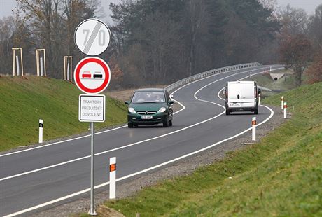 Pozemky pod obchvatem Otrokovic stát vyvlastnil, te je zejm bude muset doplatit. (Ilustraní snímek)