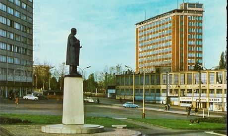 Socha Klementa Gottwalda stála od roku 1961 v Gottwaldov na námstí Rudé...