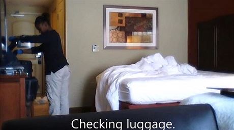 Pokojská prohlíí kufr hotelového hosta.