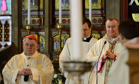 Vatikánský státní tajemník Pietro Parolin (vpravo) slouil v katedrále sv. Víta...