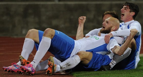 Fotbalisté Ústí nad Labem se radují z gólu, který dal Tomá Smola (vepedu).