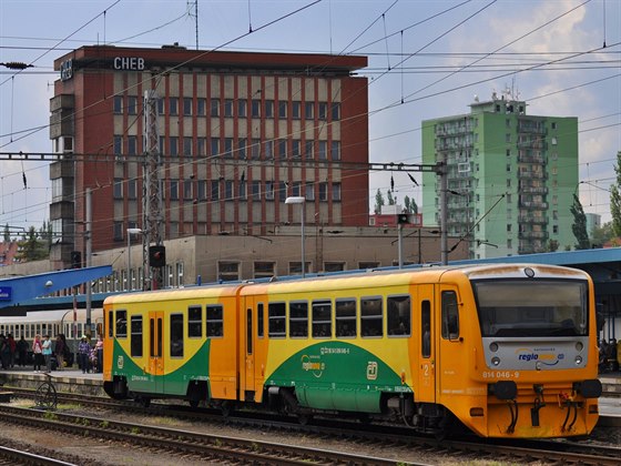 Nádraí v Chebu se doká mnohých novinek, napíklad bezbariérových nástupi.