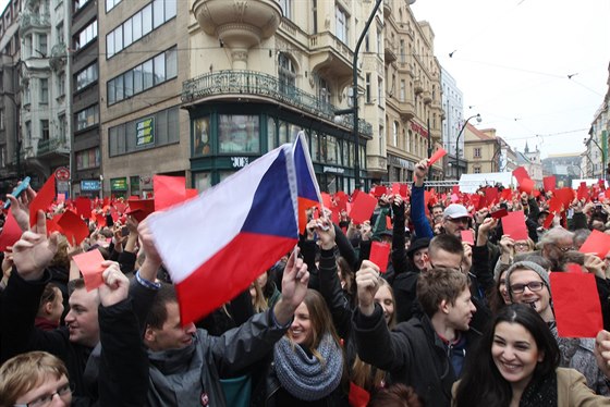 Úastníci demonstrace, kteí pili prezidentovi Miloovi Zemanovi vystavit...