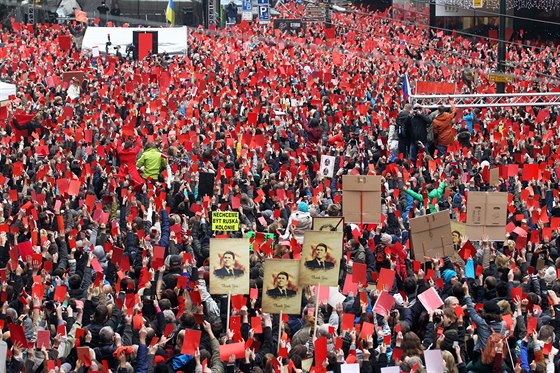 Úastníci demonstrace, kteí pili prezidentovi Miloovi Zemanovi vystavit...