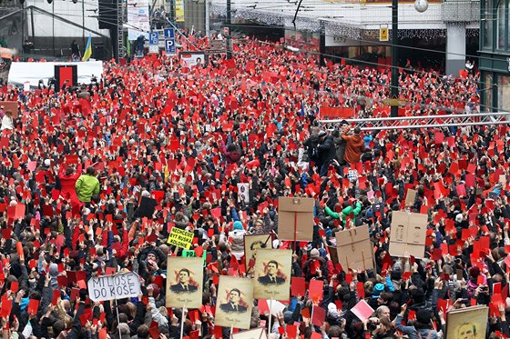 Úastníci demonstrace, kteí pili prezidentovi Miloovi Zemanovi vystavit...