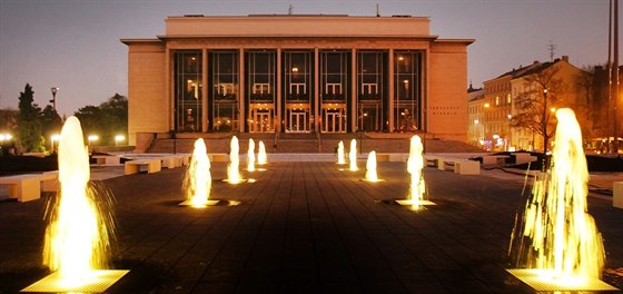 Barevné vodotrysky ped Janákovým divadlem v Brn. (Ilustraní snímek)
