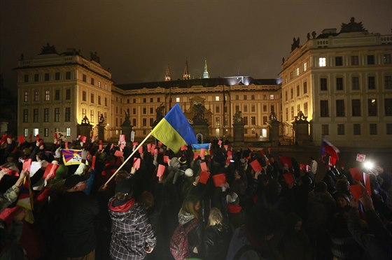 Demonstrace proti prezidentovi Zemanovi na Hradanském námstí.