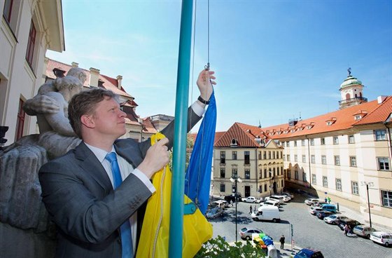 Primátor Tomá Hudeek vyvsil na Novou radnici ukrajinskou vlajku jako gesto...