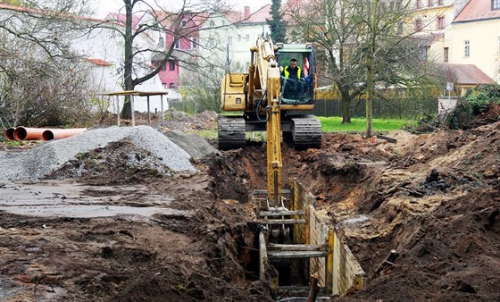 Stavebníci v Tyrových sadech také pipravují terén pro pokládku kanalizace.