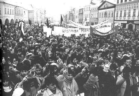 Manifestace na litomylském námstí 27. listopadu 1989, na kterou pilo podle...