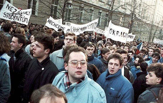 Shromádní student a oban na Albertov 17. listopadu 1989.