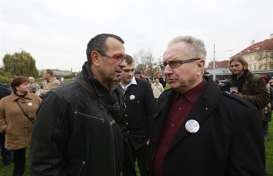 Pedseda Strany práv oban Jan Veleba (vpravo) na snímku s poslancem SSD Jaroslavem Foldynou