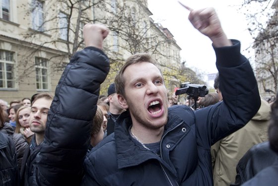 Demonstranti na Albertov protestovali proti prezidentu Miloi Zemanovi.