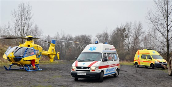 Pro pacienta, kterého peváela sanitka, musel piletl vrtulník. Ilustraní foto.
