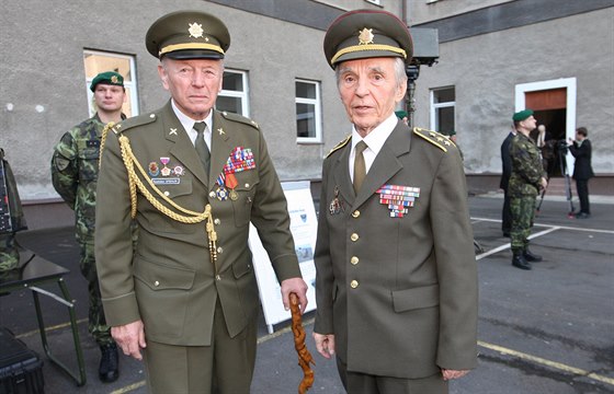 Rostislav Stehlík (vlevo) a Václav Petras se pi píleitosti Dne veterán...