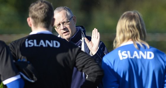 védský trenér islandský fotbalist Lars Lagerbäck bhem tréninku ped...